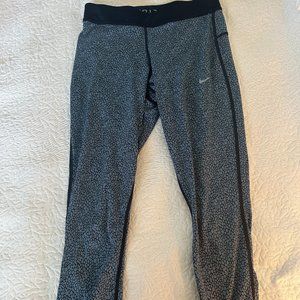 3/4 length Nike leggings in black and grey